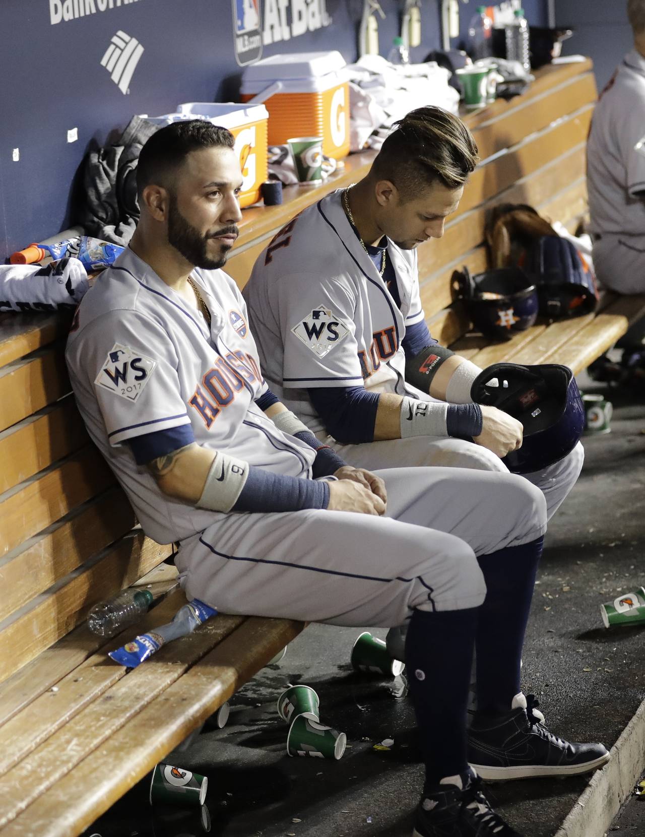 Yuli Gurriel (derecha) sentado en la banca de los Astros de Houston, junto a su compañero Marwin González. (AP)