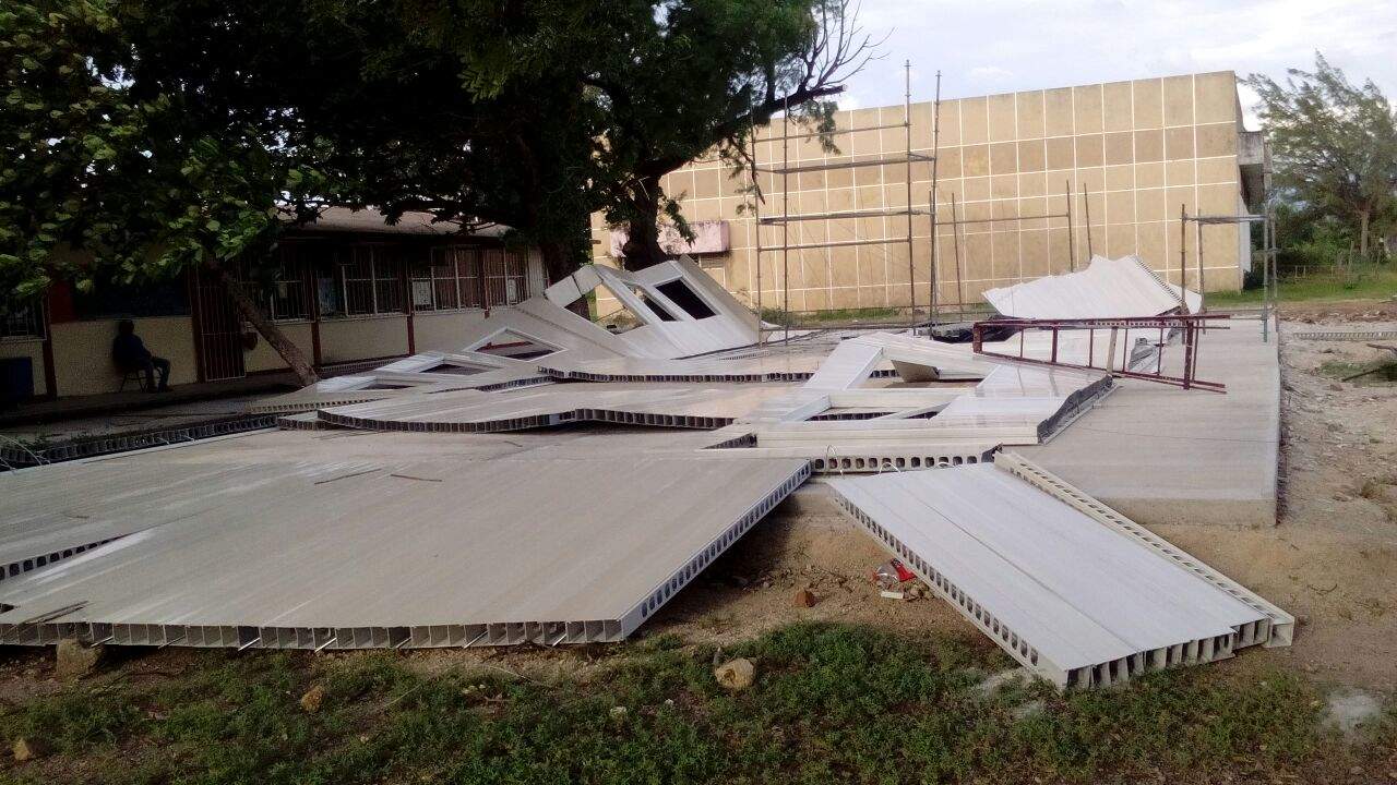 En la imagen, las aulas provisionales derribadas por el viento. (TWITTER/@OVelezA)