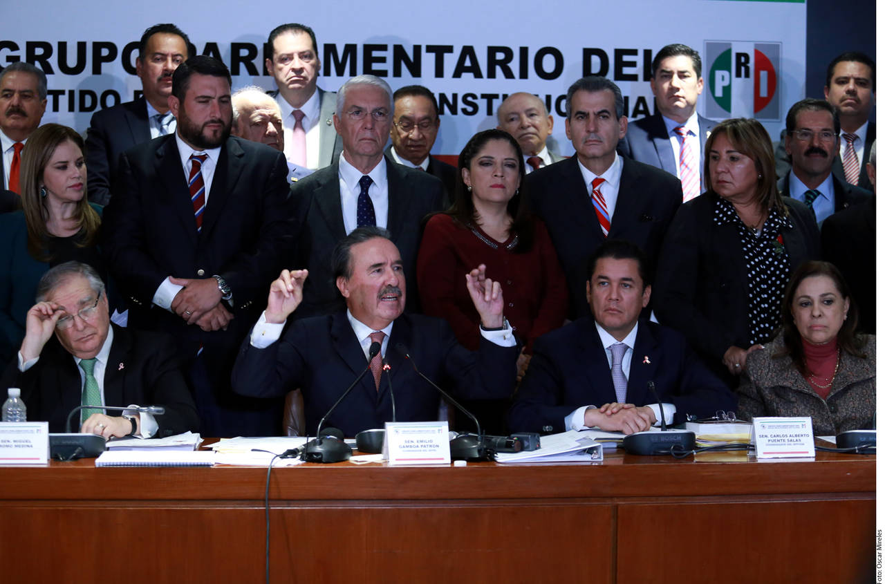 Se unen. Emilio Gamboa Patrón (centro), informó a los legisladores de la bancada del PRI que 'tenía resuelta' la votación. (AGENCIA REFORMA) 