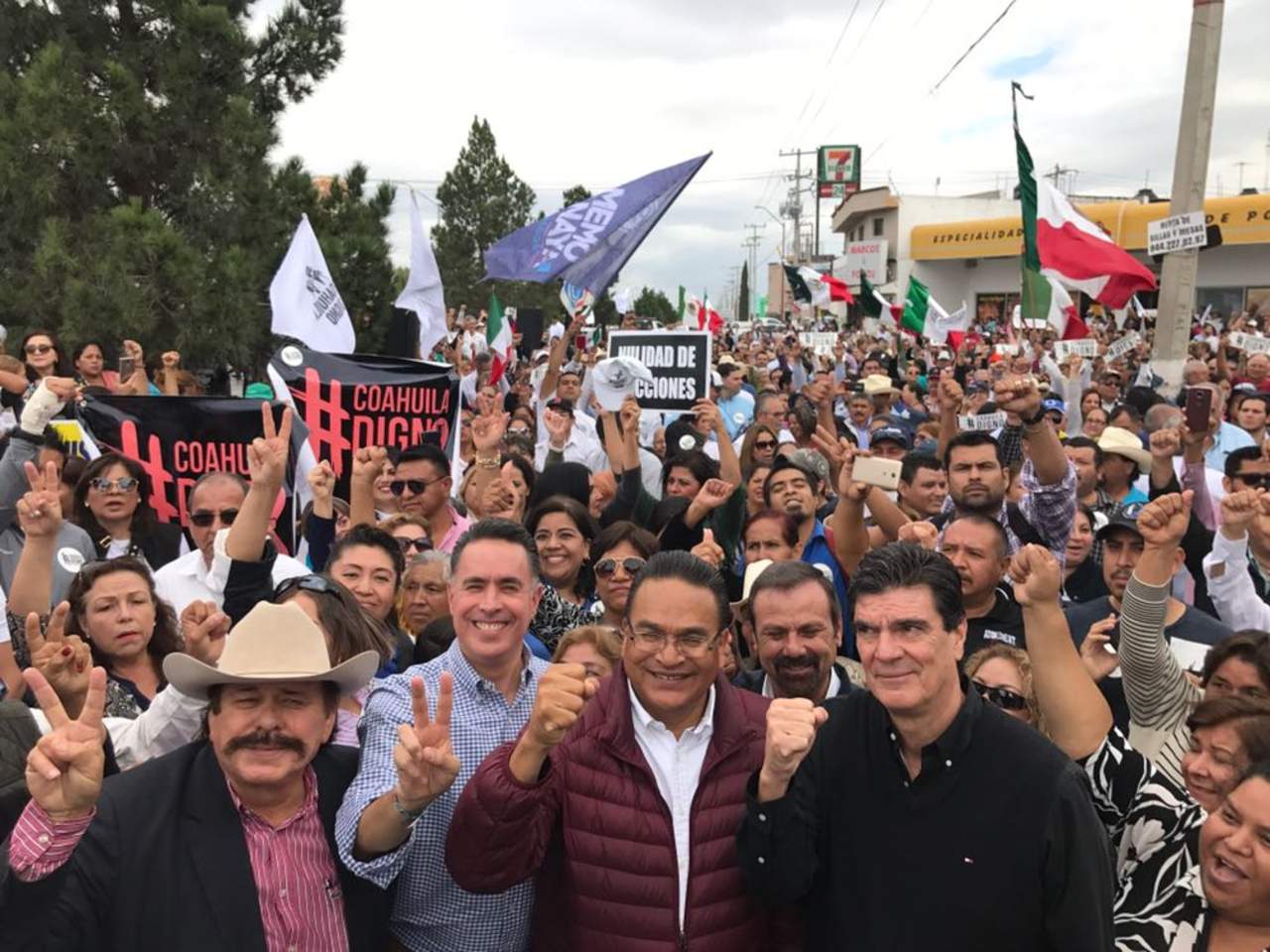 Los miembros del Frente realizaron esta semana una manifestación en el Tribunal Electoral de Coahuila. (ARCHIVO)