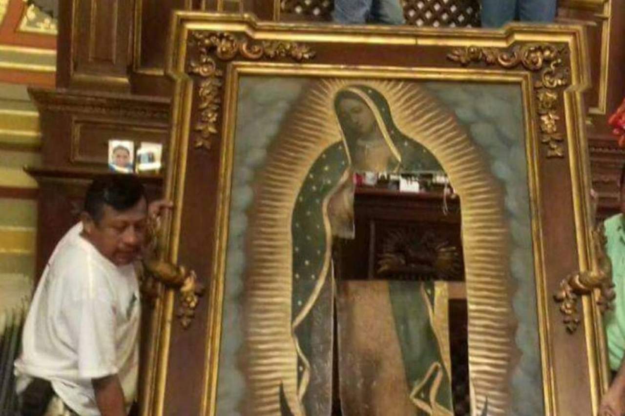 Tras ser retirada por los asistentes del templo, fue entregada a elementos de Fuerza Tamaulipas; testigos afirman que es el tercer ataque que la mujer realiza a imágenes de la virgen de Guadalupe. (ESPECIAL)