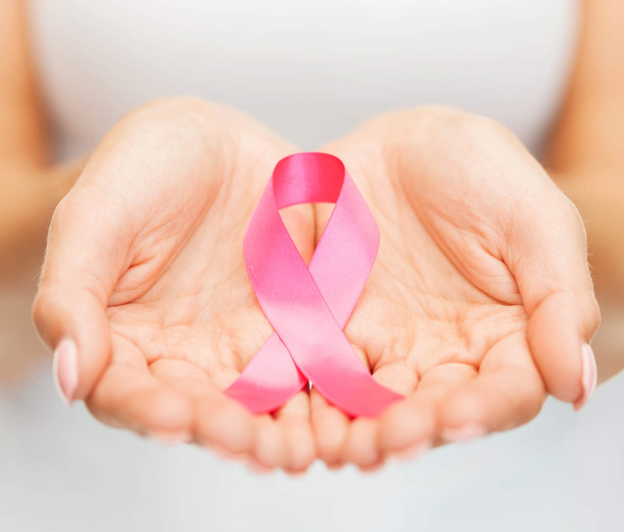 Es el símbolo internacional usado por personas, compañías y organizaciones que se comprometen a crear conciencia sobre el cáncer de mama y mostrar apoyo moral a las mujeres con esta enfermedad. (ARCHIVO)