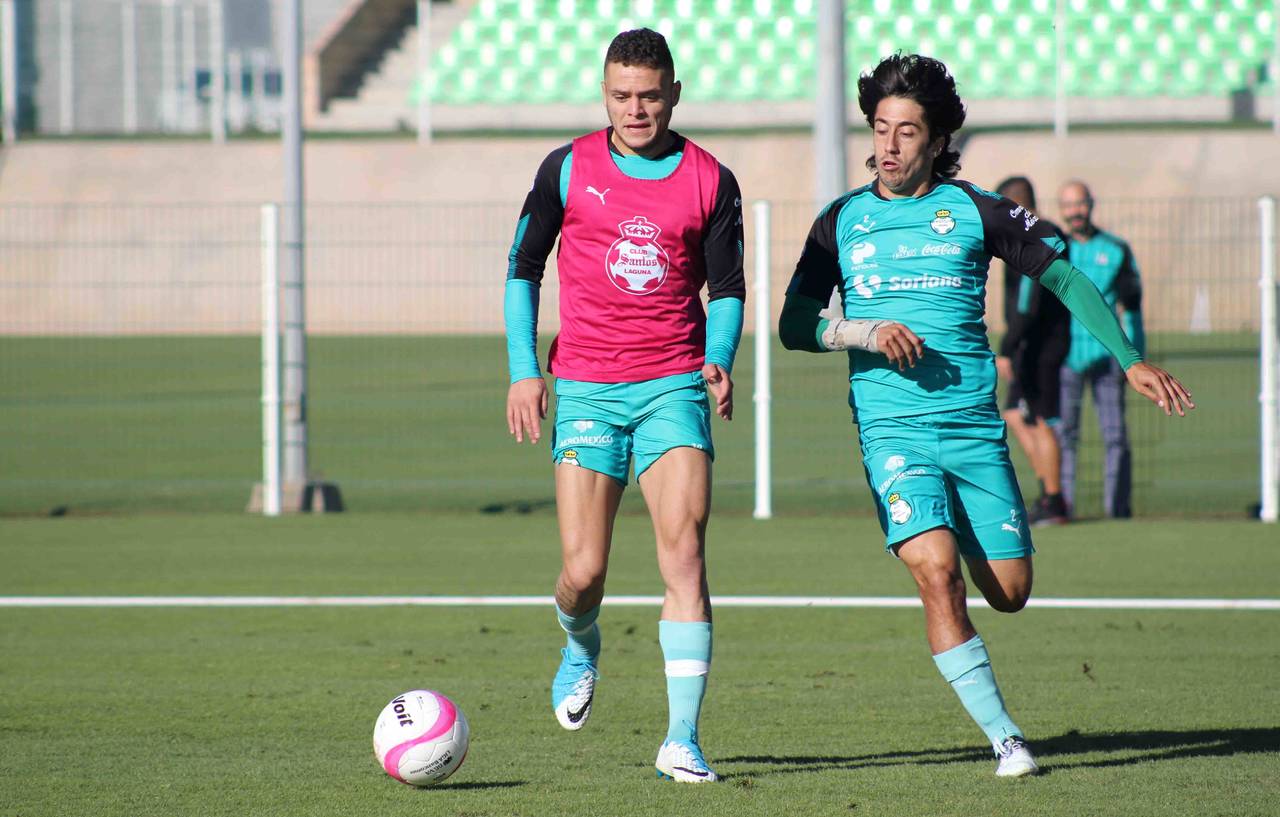 Jonathan Rodríguez y Javier Abella disputan un balón durante el entrenamiento de ayer. (Jesús Galindo)