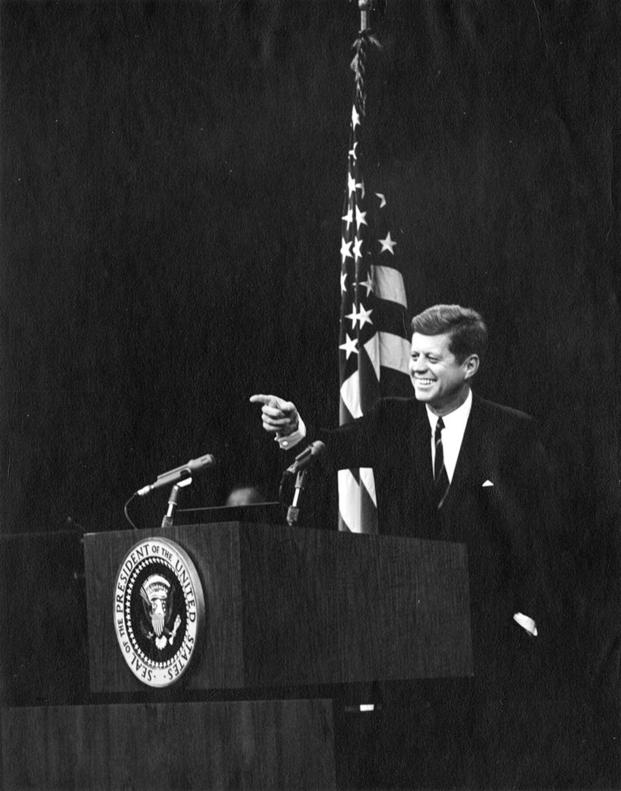 El presidente de Estados Unidos, Donald Trump, permitió la publicación de más de 2.800 documentos hasta ahora clasificados sobre el asesinato de John F. Kennedy. (ARCHIVO)