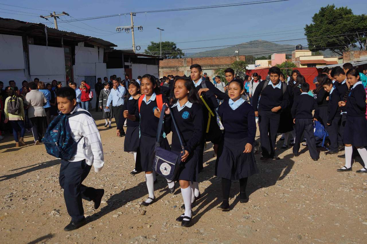  La SEP y las dependencias del ramo en los estados centrarán los esfuerzos en la reubicación de alumnos de escuelas afectadas por los sismos, para que lograr que el 100 por ciento de ellos regrese a clases. (ARCHIVO)