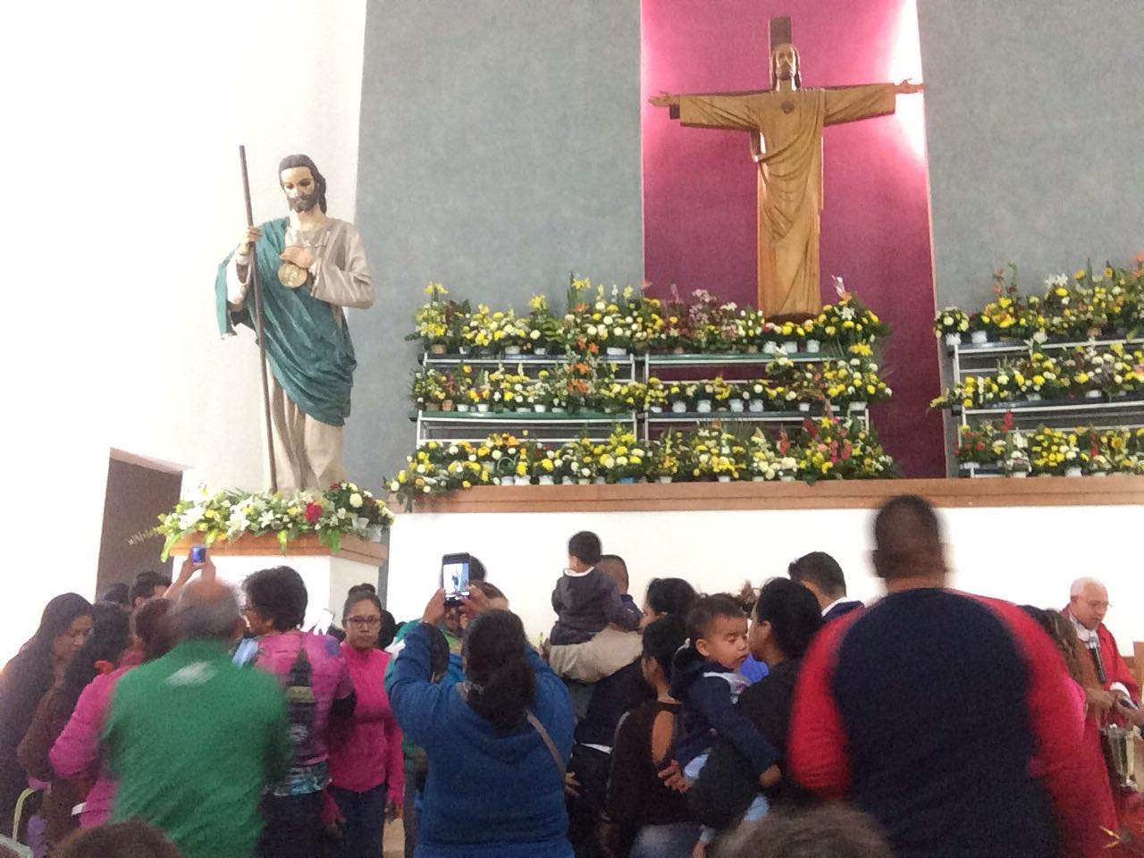 Fieles católicos han acudido a celebrar el Día de San Judas Tadeo a la parroquia que lleva su nombre en Torreón. (EL SIGLO DE TORREÓN) 