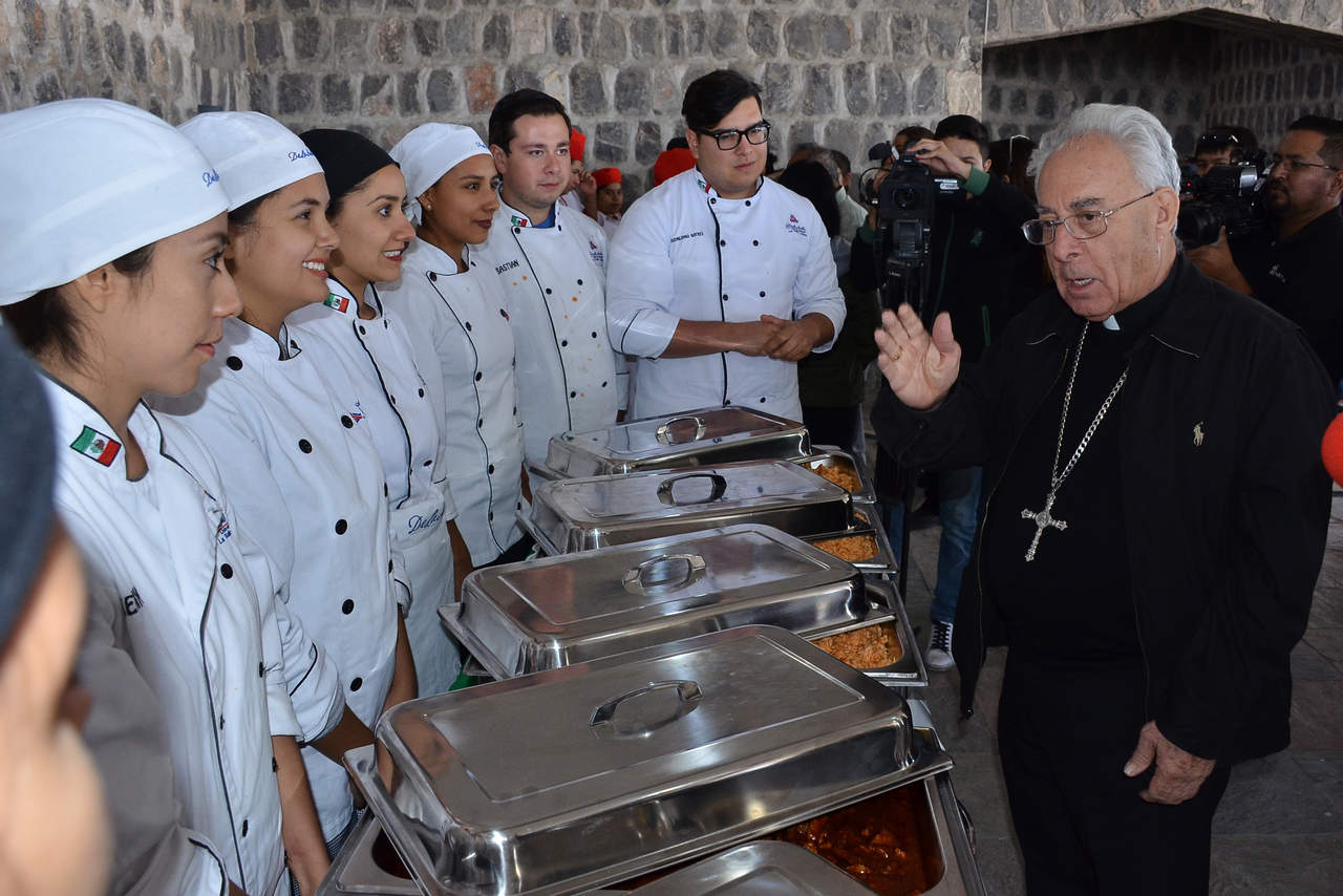 Antes de la repartición, los alimentos fueron bendecidos por el obispo emérito de la ciudad, José Guadalupe Galván Galindo. (FERNANDO COMPEÁN) 