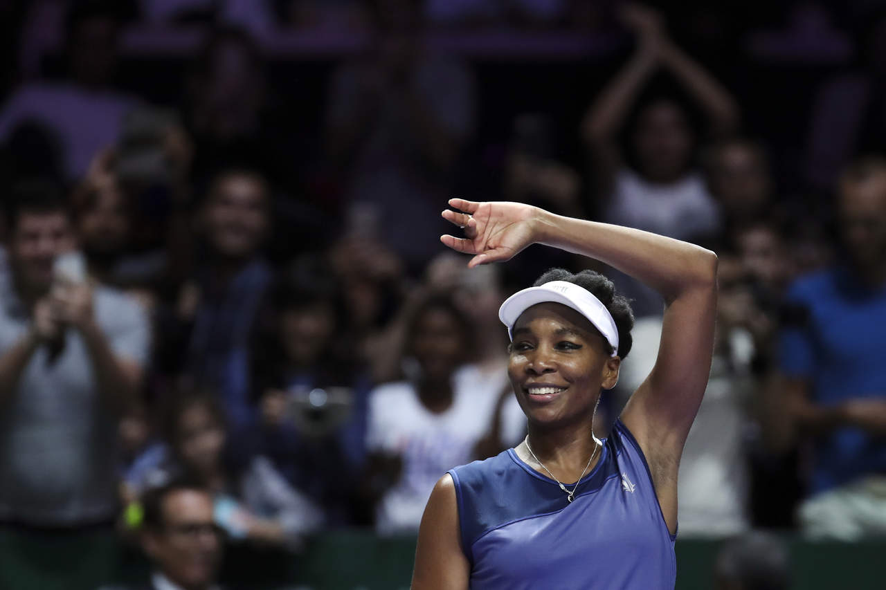 Venus Williams tuvo que venir de atrás para derrotar 6-7 (3), 6-2, 6-3 a Caroline Garcia. (AP)
