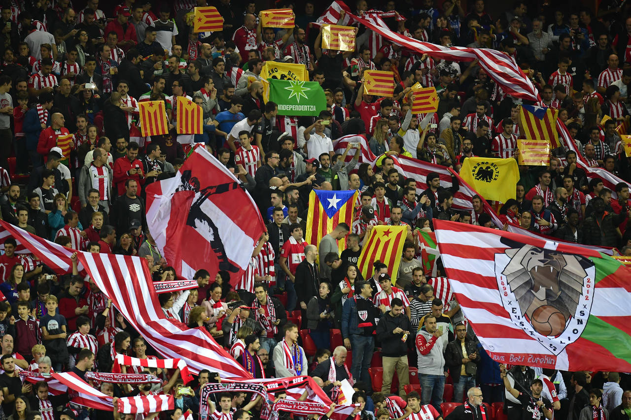 La afición en Barcelona se manifiesta en cada partido en el tema de la independencia de Cataluña. (AP)