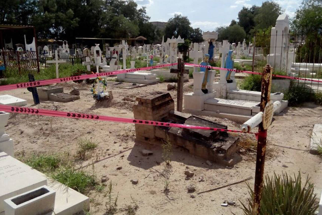 Riesgo. Personal de la Dirección de Protección Civil acordonó las tumbas en abandono, para prevenir accidentes.