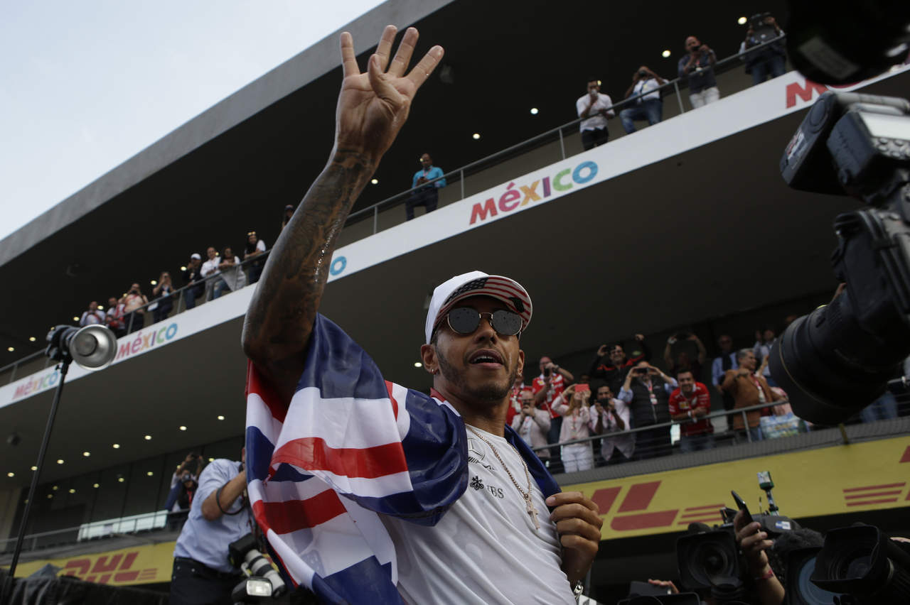 Este domingo se llevó a cabo en el Autódromo Hermanos Rodríguez, el Gran Premio de México, donde el británico Lewis Hamilton conquistó su cuarto título de la Fórmula 1 pese a llegar en el noveno lugar.
