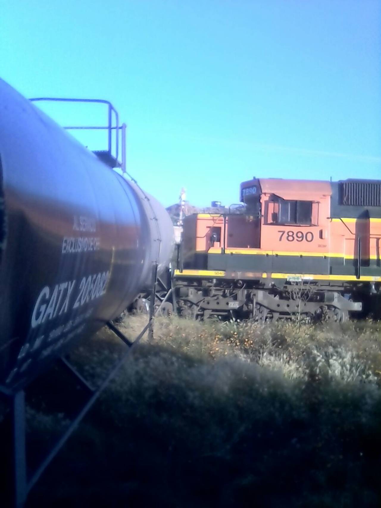 Accidente. Una locomotora embistió a los cuatro vagones tipo salchicha que son utilizados para el transporte de combustóleo. (EL SIGLO DE TORREÓN)