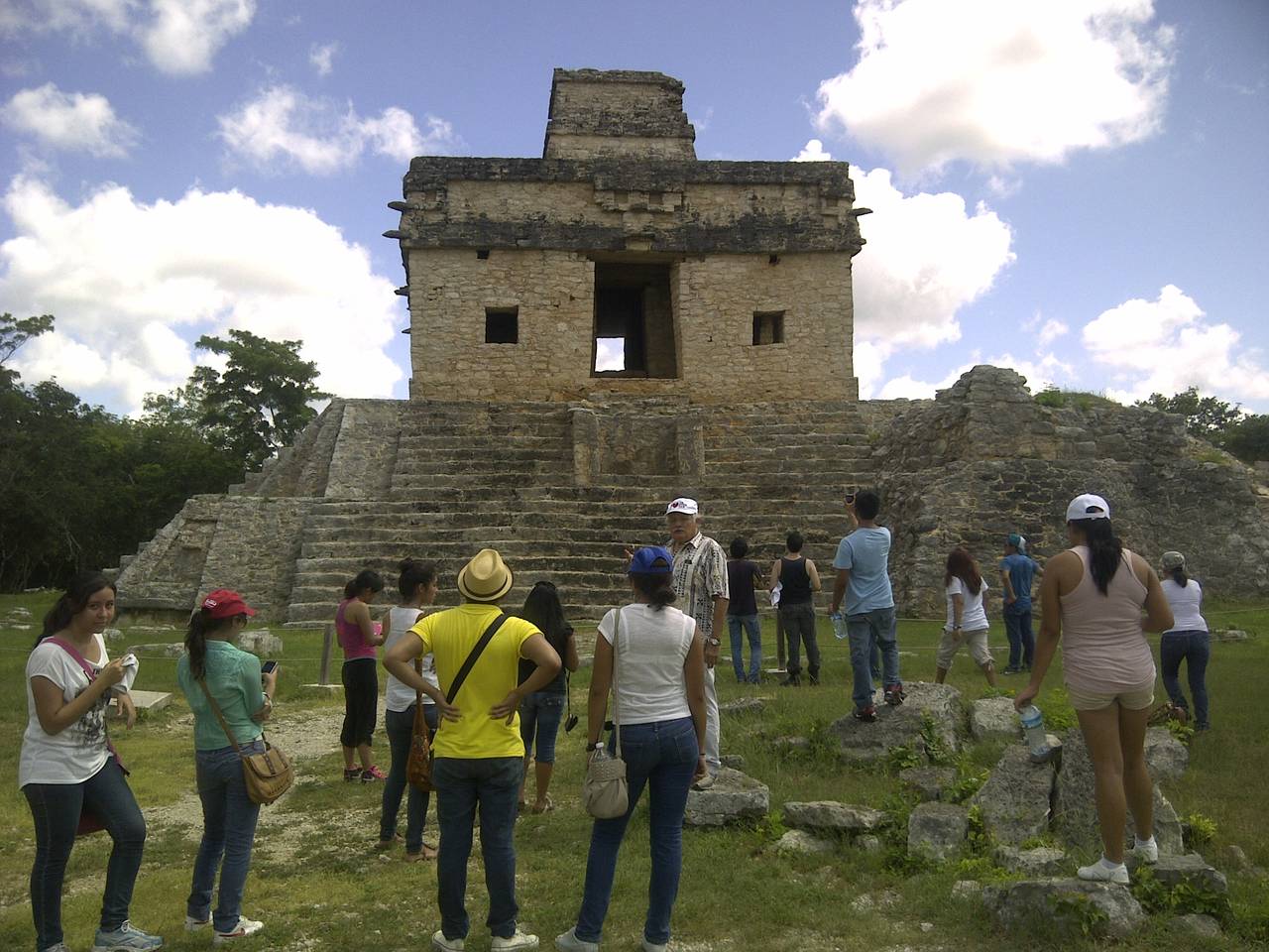 Belleza. Además de su cultura, tradiciones y gastronomía, Yucatán se distingue también por sus vestigios arqueológicos, donde Dzibilchaltún, también conocido como una gran zona arqueológica.