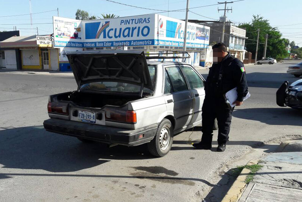 Localizado. Abandonan auto robado en calles del Centro de Gómez Palacio, la unidad tenía la cajuela y puertas abiertas. (CORTESÍA)