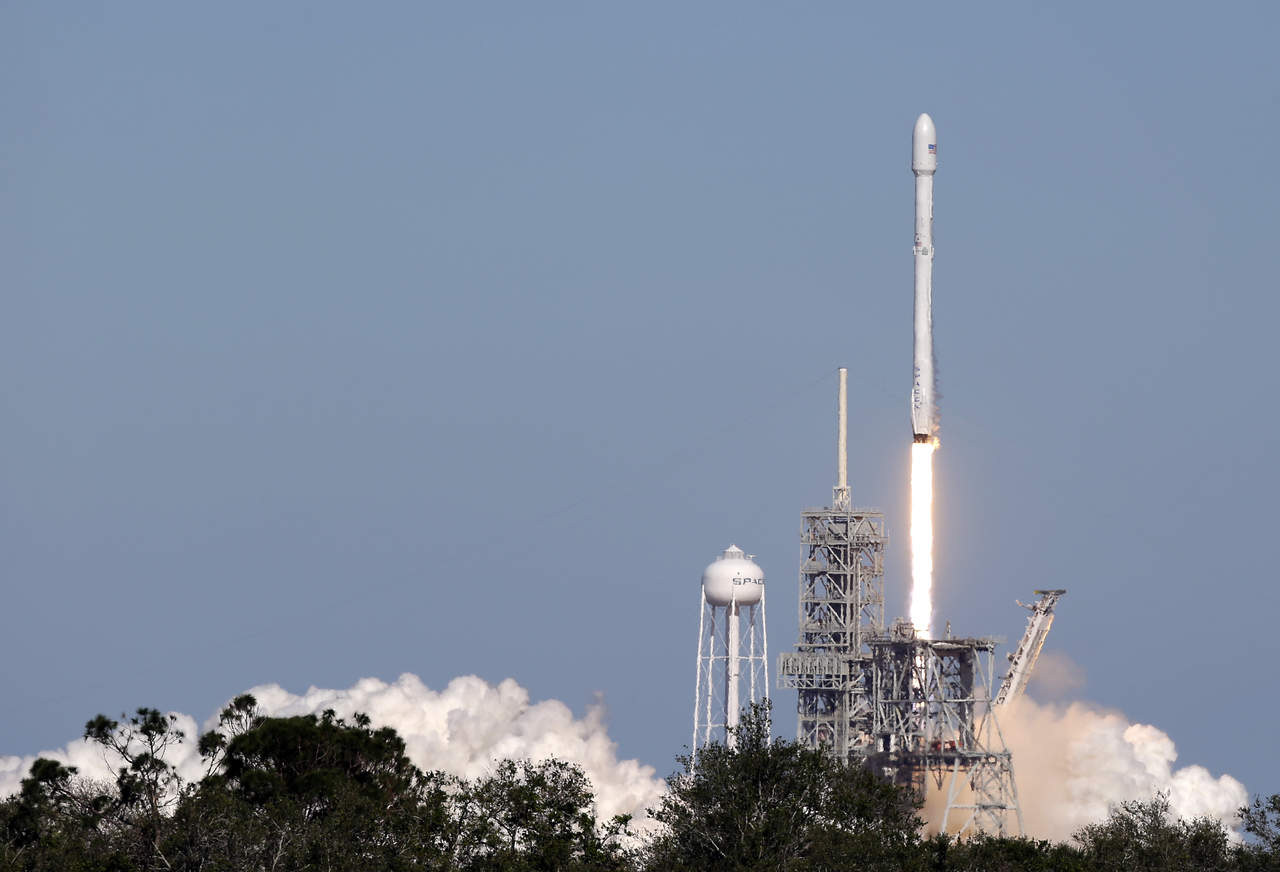 Una vez puesto el satélite en una Órbita Geoestacionaria de Transferencia (GTO), la parte reutilizable del cohete Falcon 9 aterrizó sobre un buque para aviones no tripulados en medio del Océano Atlántico, llamado 'Of Course I Still Love You'. (AP)