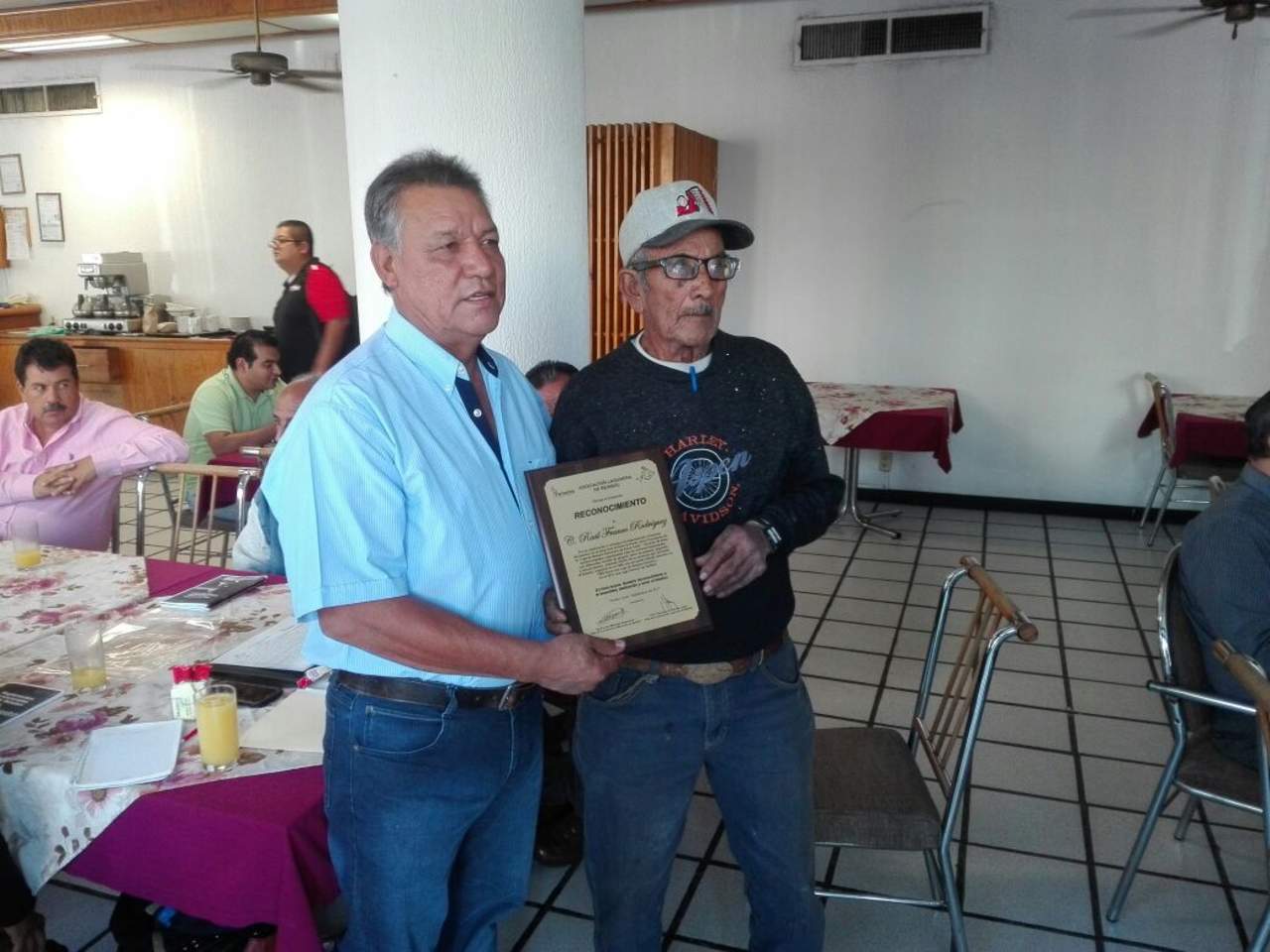 Se realizó una pausa en la asamblea para entregar un merecido reconocimiento a don Raúl Franco, quien ha dedicado más de 40 años de su vida a dirigir la Liga de Beisbol del Rancho de Anna en sus diferentes categorías. (ARCHIVO)