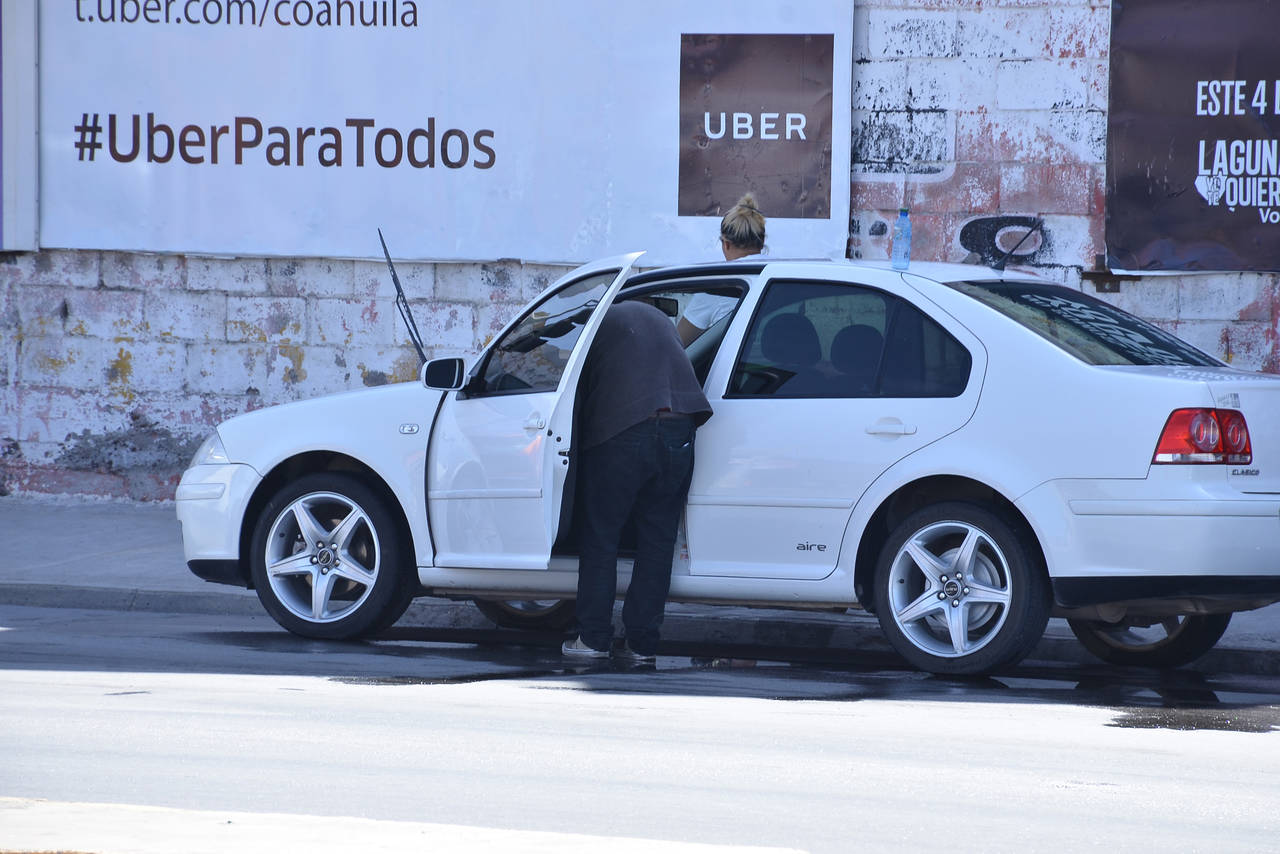 Acciones. Autotransporte del Estado sancionó a conductores de dos vehículos Uber porque no están legalmente registrados. (FERNANDO COMPEÁN)