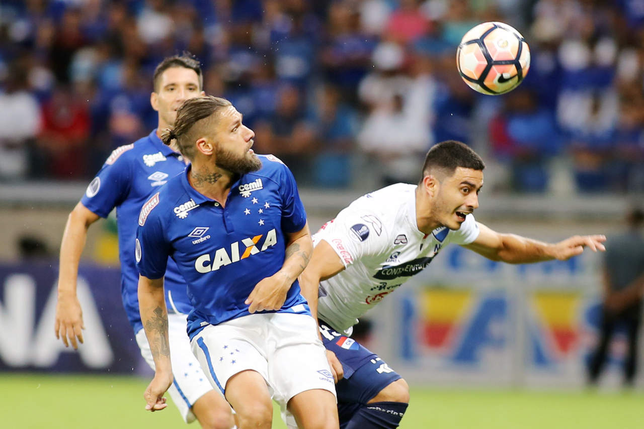 Cruzeiro le debe dos millones de dólares a Tigres por la venta de Rafael Sobís (i). (Archivo)