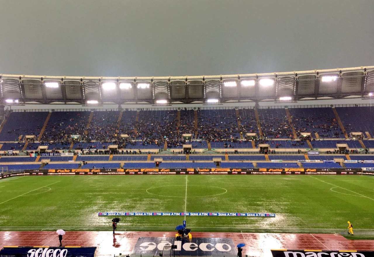 La cancha del Olímpico de Roma luce completamente inundada. (TWITTER)