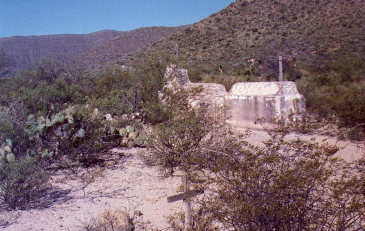 Tumbas perdidas en la inmensidad de la nada, entre la maleza y el olvido, en lo que fue el cementerio de Castañuela. c.a. 1993.