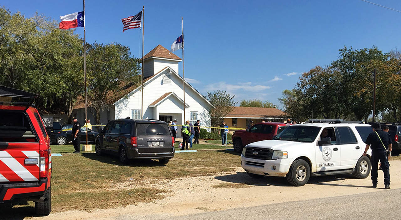 El incidente ocurrió en un templo de Sutherland Springs, a 45 kilómetros al sureste de San Antonio (Texas), en donde se reporta una fuerte presencia policial tras los hechos, incluido el FBI. (AP) 