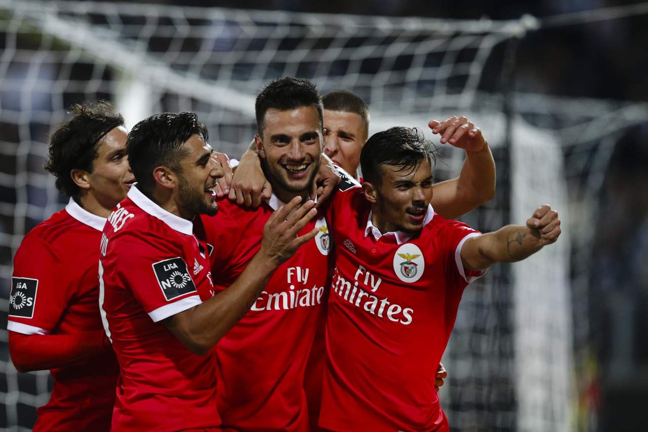 Benfica marcha segundo en la liga portuguesa por encima del Sporting Lisboa que aún no disputa su partido de la jornada.