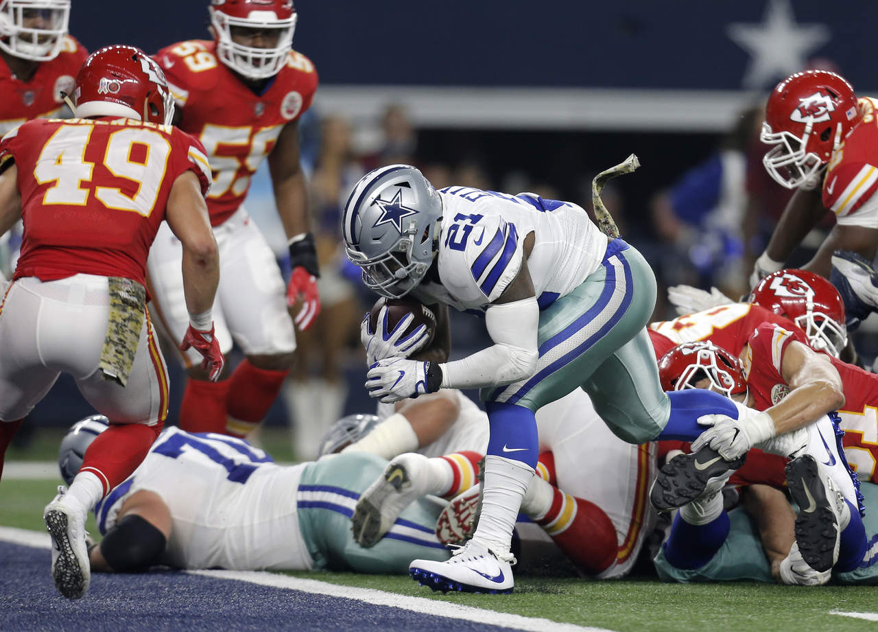Ezekiel Elliott corrió para 93 yardas y anotó un touchdown en el triunfo de Dallas ante Kansas City. (AP)