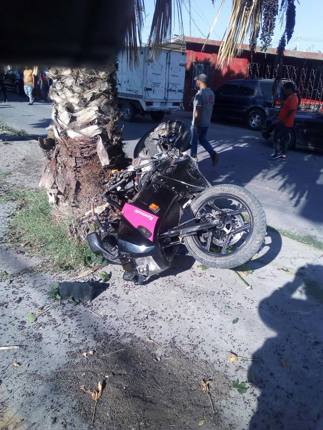 Tragedia. El joven motociclista impactó de lleno contra la parte frontal de un vehículo clásico, en la colonia Valle Verde. (EL SIGLO DE TORREÓN) 