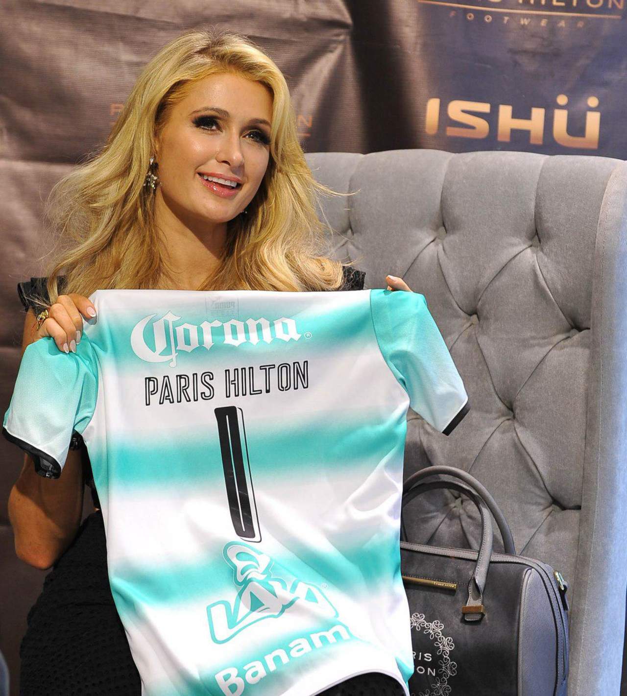 Visita. La socialité Paris Hilton regresará a la Comarca Lagunera el próximo jueves para presentar su colección de zapatos. (ARCHIVO) 