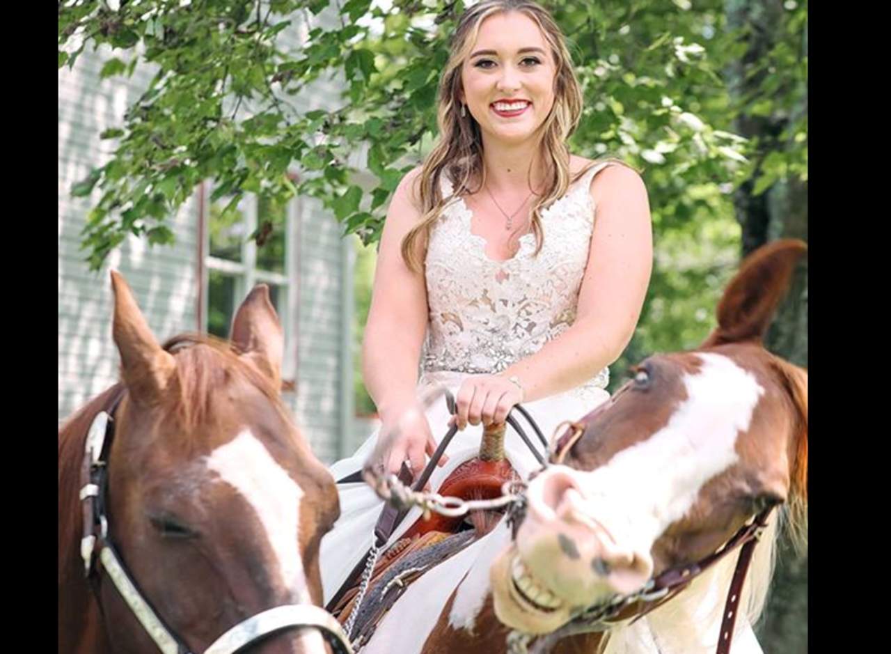 La novia trajo a los caballos a su boda como forma representativa de recordar a su padre, ya fallecido. (INTERNET)