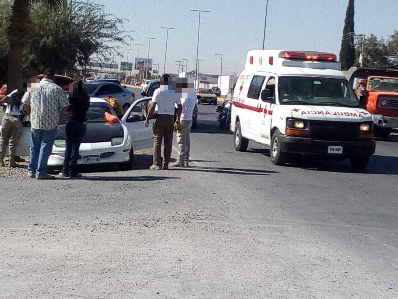 El vehículo Pontiac Sunfire de color blanco con negro fue interceptado por la unidad de la institución en el cruce de la calle Nogales y la carretera Torreón-San Pedro. (EL SIGLO DE TORREÓN) 
