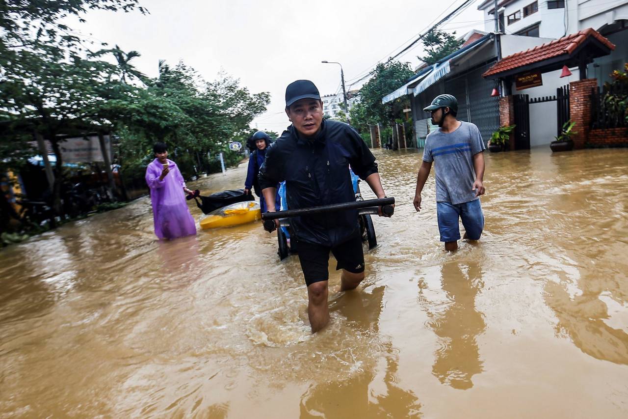 Daño. El tifón provocó inundaciones extensas en la región y más de 116 mil viviendas destruidas o dañadas. (EFE)
