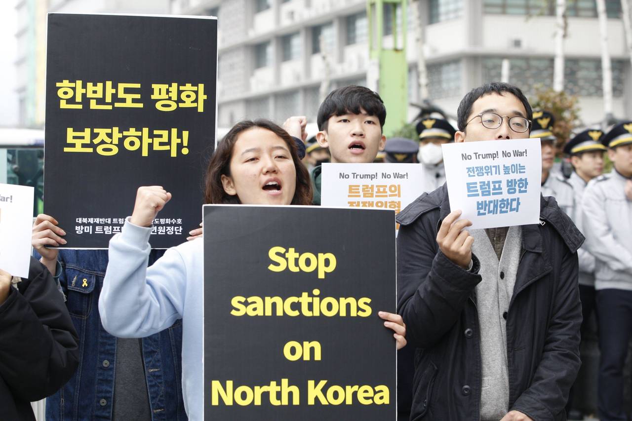 Protesta. Estudiantes surcoreanos protestan por la llegada del presidente de EU, Donald Trump, a su país. (EFE)