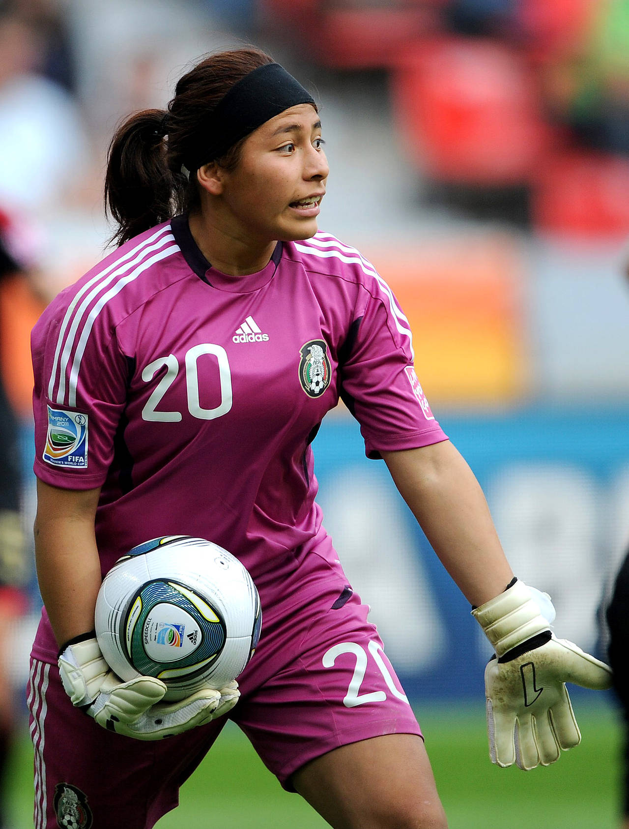 La mexicana Cecilia Santiago lleva el futbol en la sangre. Santiago quiere ser pionera en el Tri