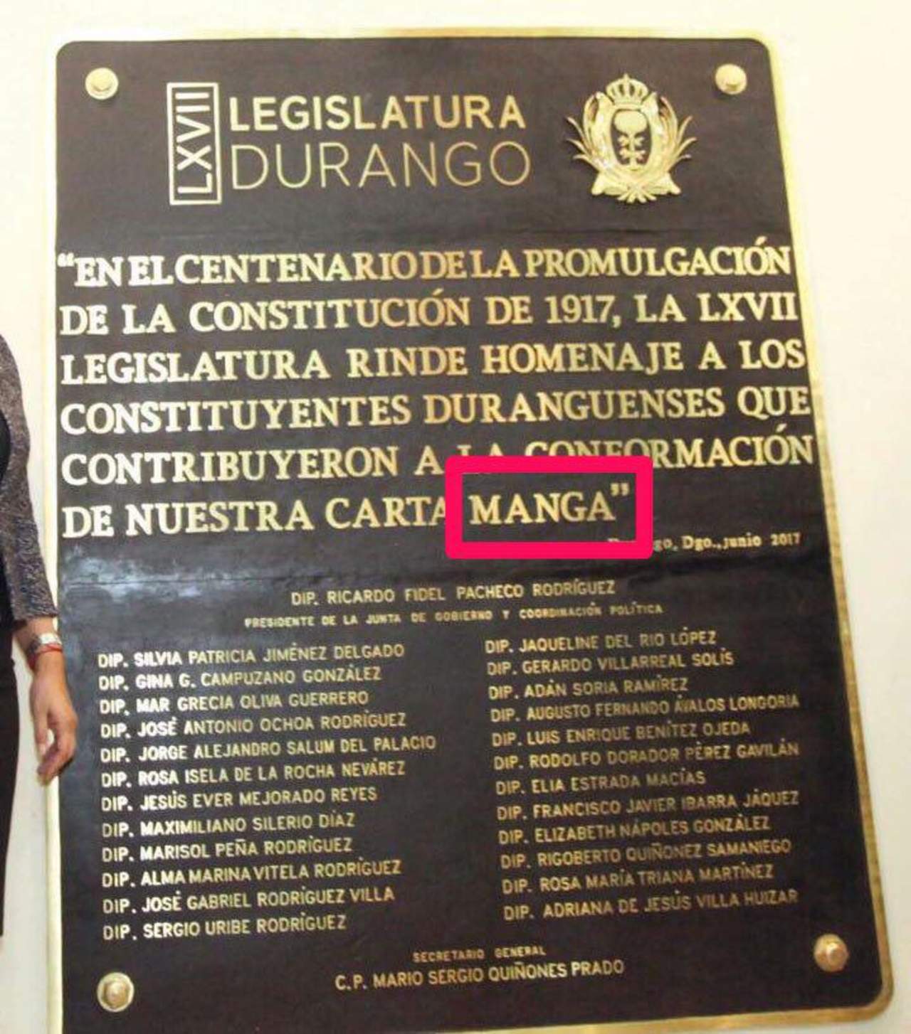 En el mismo evento, llamó la atención el error de escritura que contenía la placa, pues en lugar de la palabra MAGNA, tenía en ella impresa 'MANGA'. (EL SIGLO DE TORREÓN)
