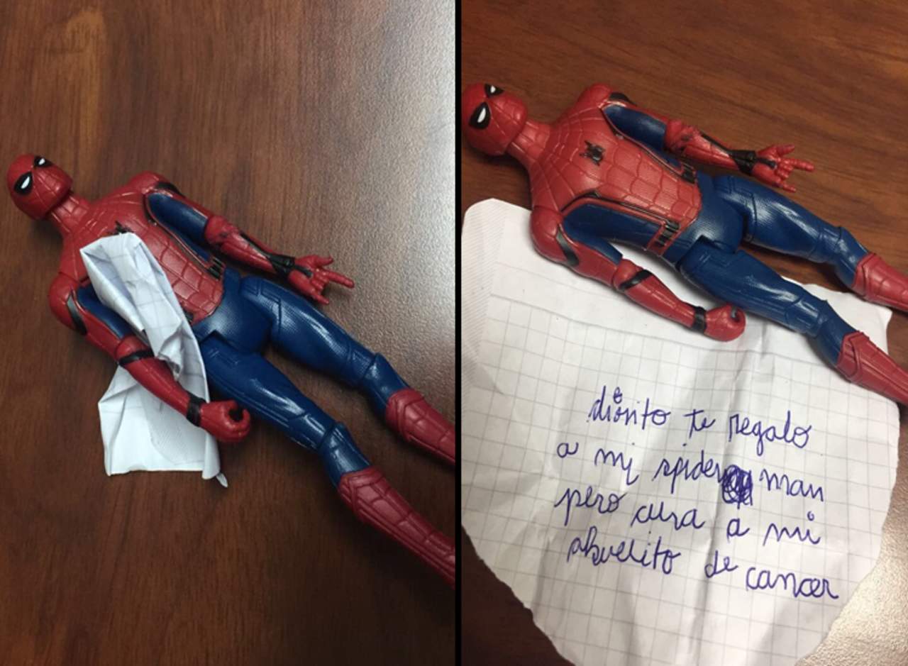 El niño dejó en la capilla su juguete junto con un mensaje escrito. (INTERNET)