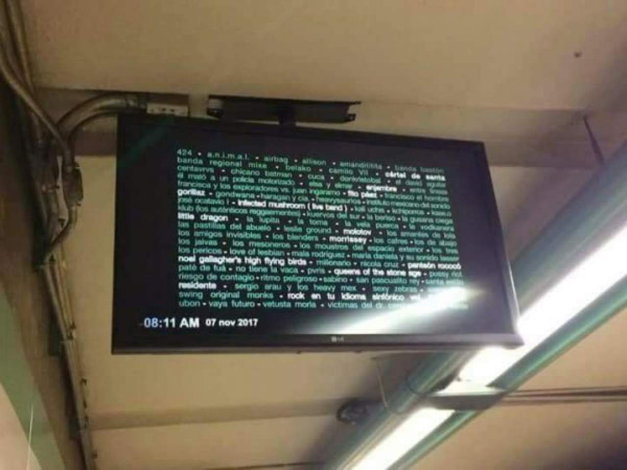 En las pantallas del Metro se reveló el supuesto cartel. (ESPECIAL) 