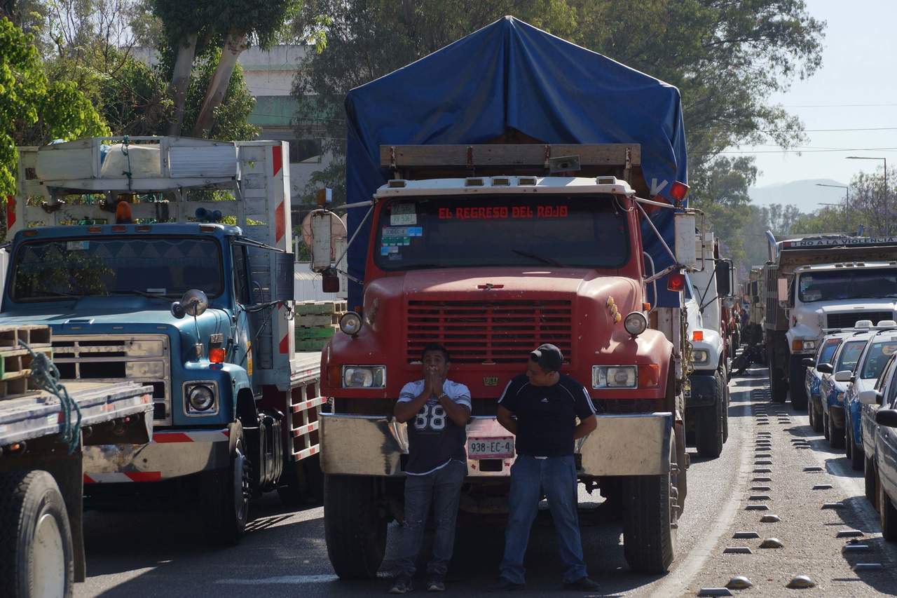 Las actividades educativas, administrativas y de transporte quedaron paralizadas en la ciudad de Oaxaca y municipios conurbados, debido a los más de 15 bloqueos en carreteras. (ARCHIVO)