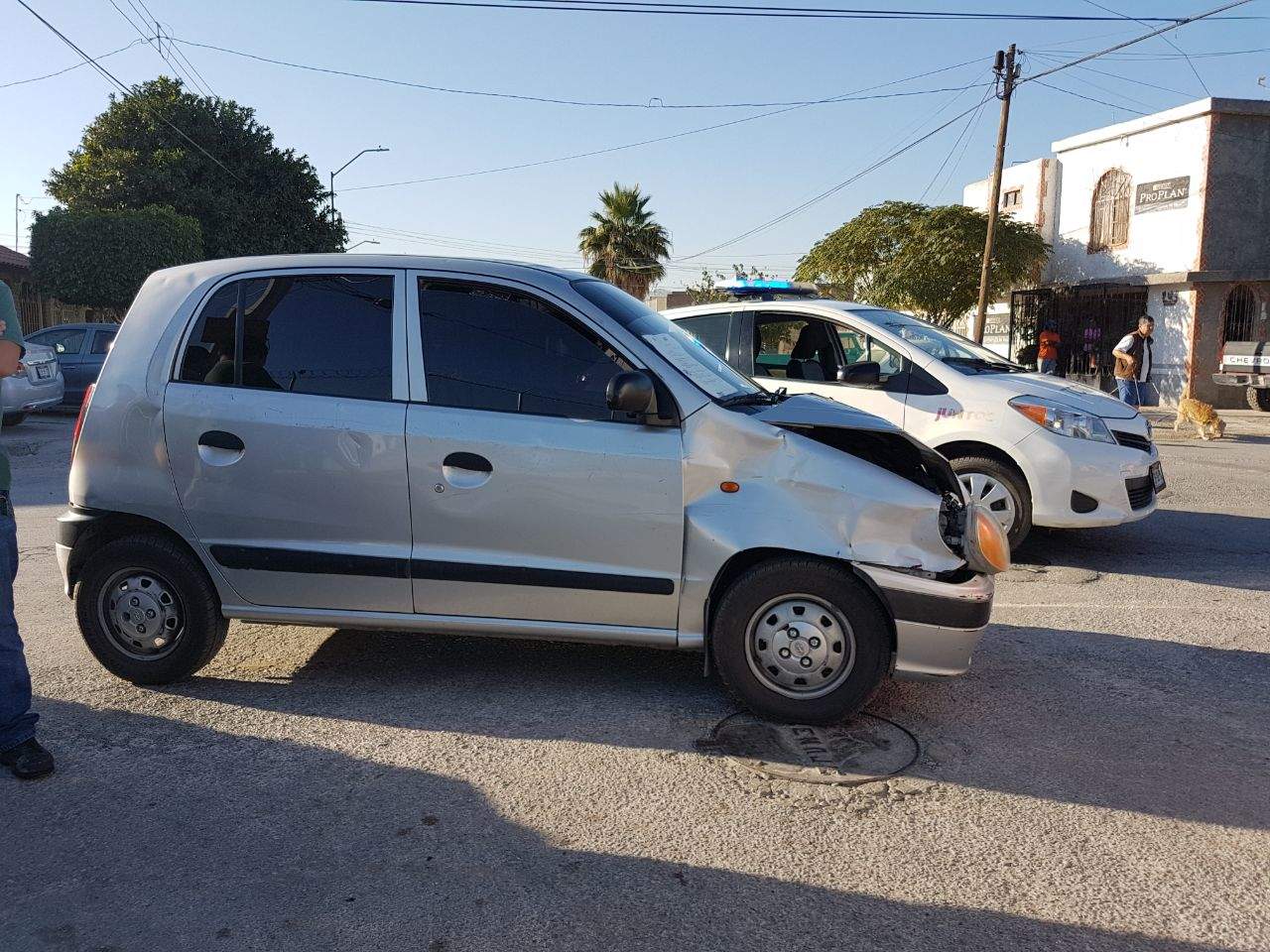 Un vehículo Dodge Atos de color gris que circulaba sobre la avenida Matamoros, se impactó contra un taxi. (EL SIGLO DE TORREÓN) 