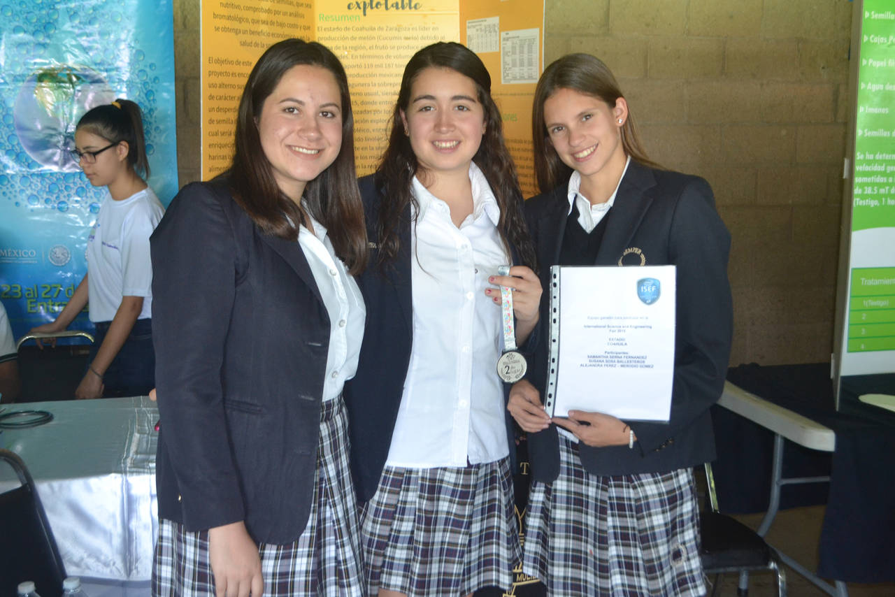 Destacadas. Las alumnas del Instituto Cumbres Alpes de Torreón, han sido asesoradas por su maestro Andrés Fernández. (ANGÉLICA SANDOVAL)