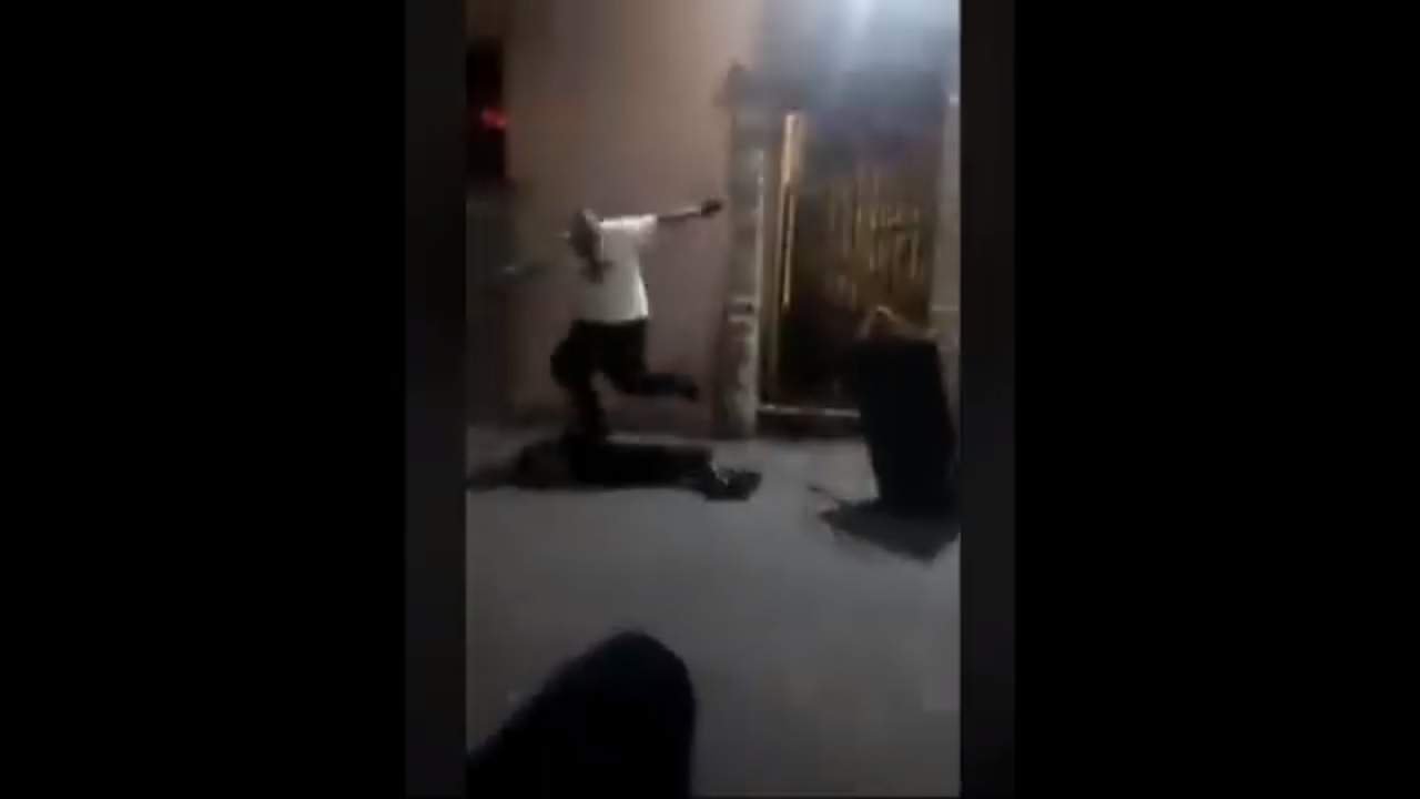 El momento fue captado en video en que se observa al vigilante golpeando brutalmente al cliente hasta noquearlo. (ESPECIAL)