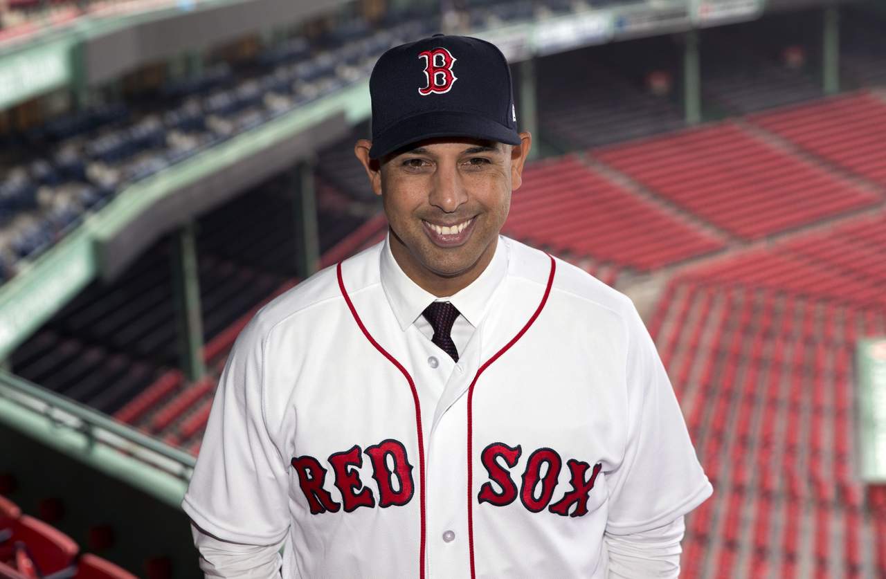 Alex Cora ha comenzado a armar su grupo de colaboradores en Boston Red Sox. (ESPECIAL)