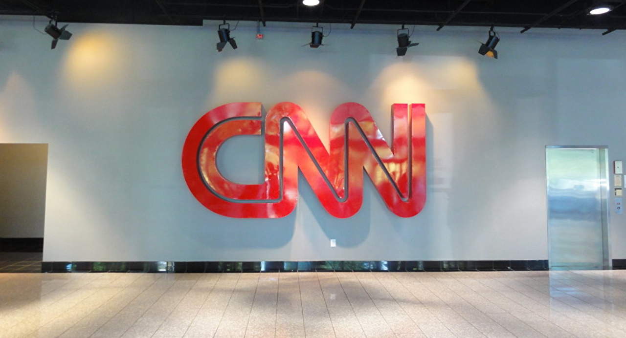 Según varios medios estadounidenses, el Gobierno ha pedido a la compañía que venda Turner Broadcasting, la matriz de CNN, si quiere recibir luz verde para la fusión. (ARCHIVO)