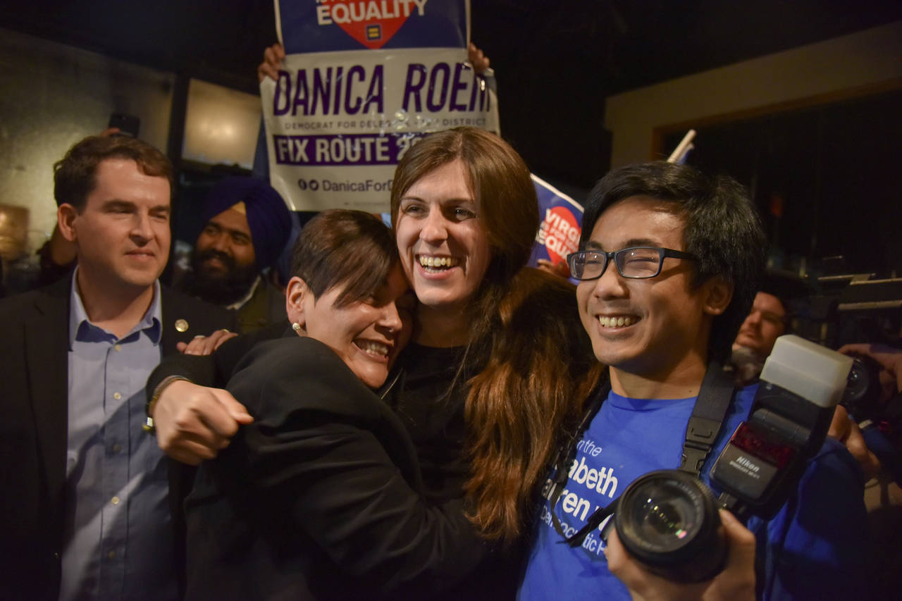 Rompe barrera. Danica Roem (Cen.) se volvió la primera legisladora estatal transgénero en el país, al ganar un escaño en la asamblea de Virginia. (AP)