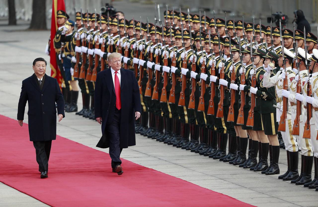 Bienvenida. El presidente de China, Xi Jinping (Izq.), recibió ayer al mandatario Donald Trump. (EFE)