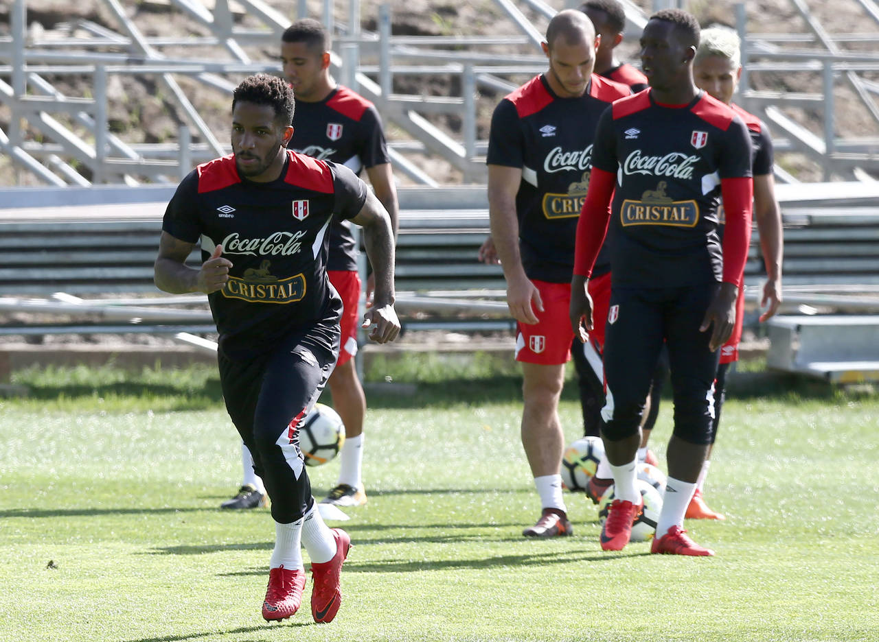 El delantero de la selección peruana de fútbol Jefferson Farfán (i) participa durante un entrenamiento en el estadio QBE de Auckland. (EFE)