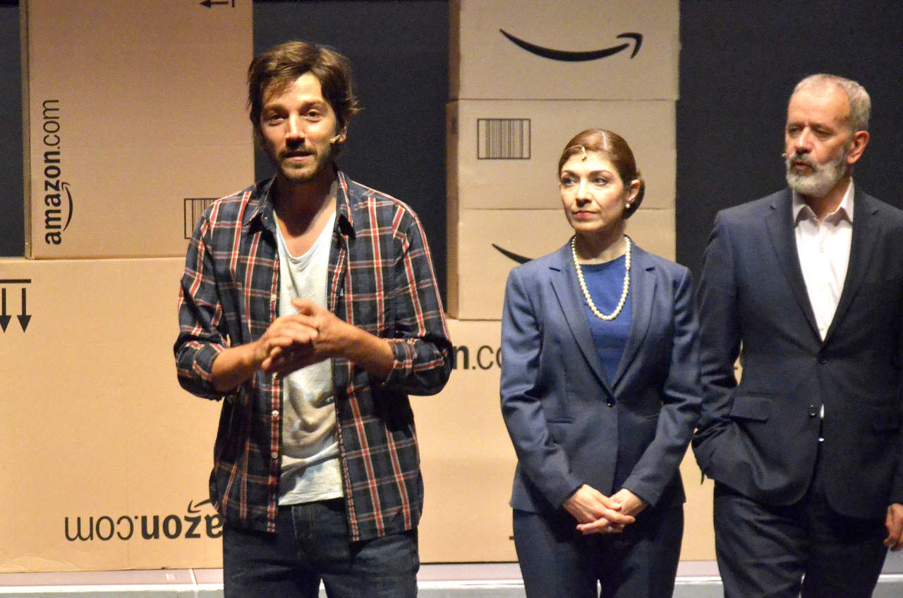 Diego Luna debutó formalmente en la obra “Privacidad” la noche de este jueves en el Teatro de los Insurgentes, misma en la que alternará funciones con su colega Luis Gerardo Méndez. (AGENCIA MÉXICO)