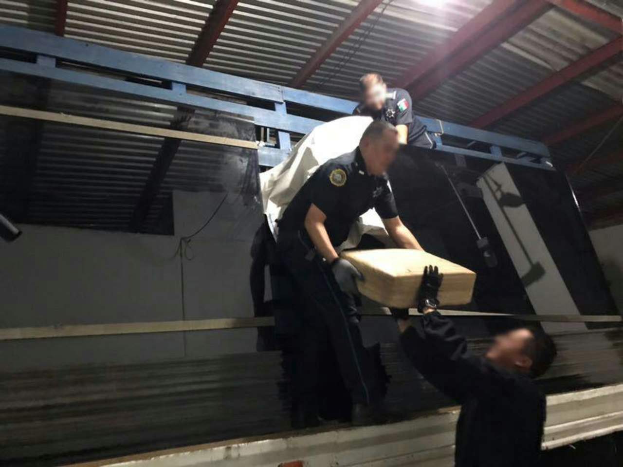 Al registrar la unidad, los policías federales localizaron en un compartimento donde supuestamente se transporta vidrio, un total de 103 paquetes. (ESPECIAL)