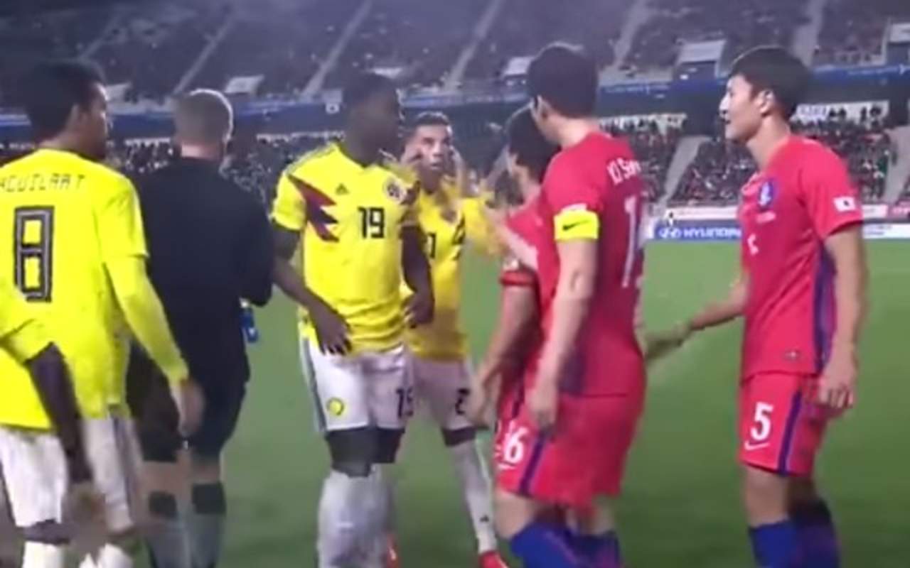 El colombiano simuló los 'ojos rasgados' frente a sus rivales en turno. (Especial)