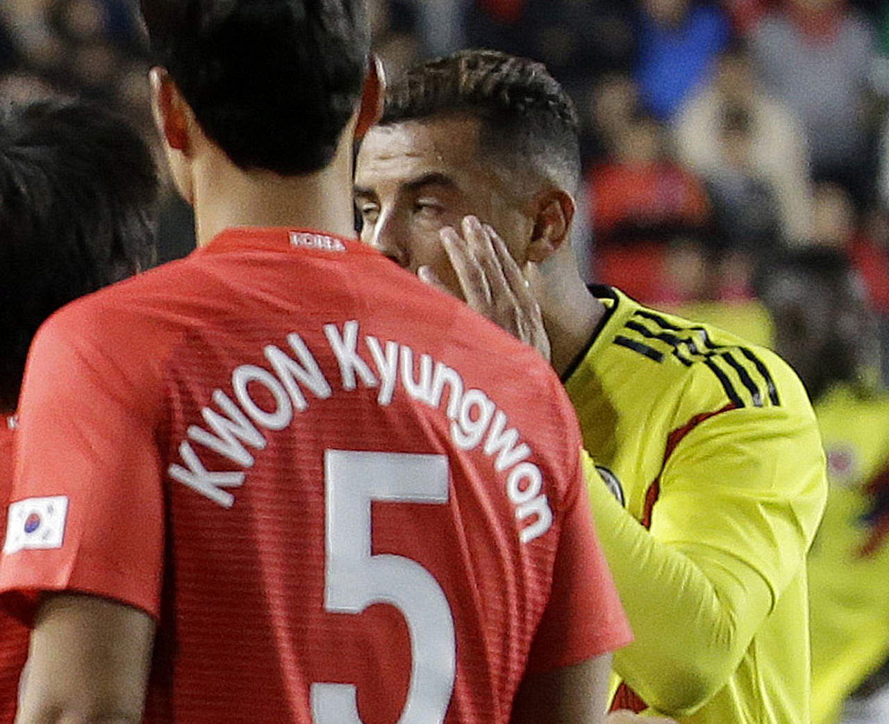 Edwin Cardona hizo el gesto en la derrota de Colombia hoy 2-1 ante Corea del Sur. (AP)